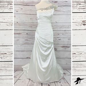 Stunning ivory Galina Signature Wedding Dress